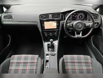 Used Volkswagen Golf 2017 for sale - 76125125: Photo