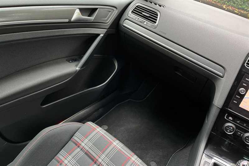 Used Volkswagen Golf 2017 for sale - 76125125: Photo 40