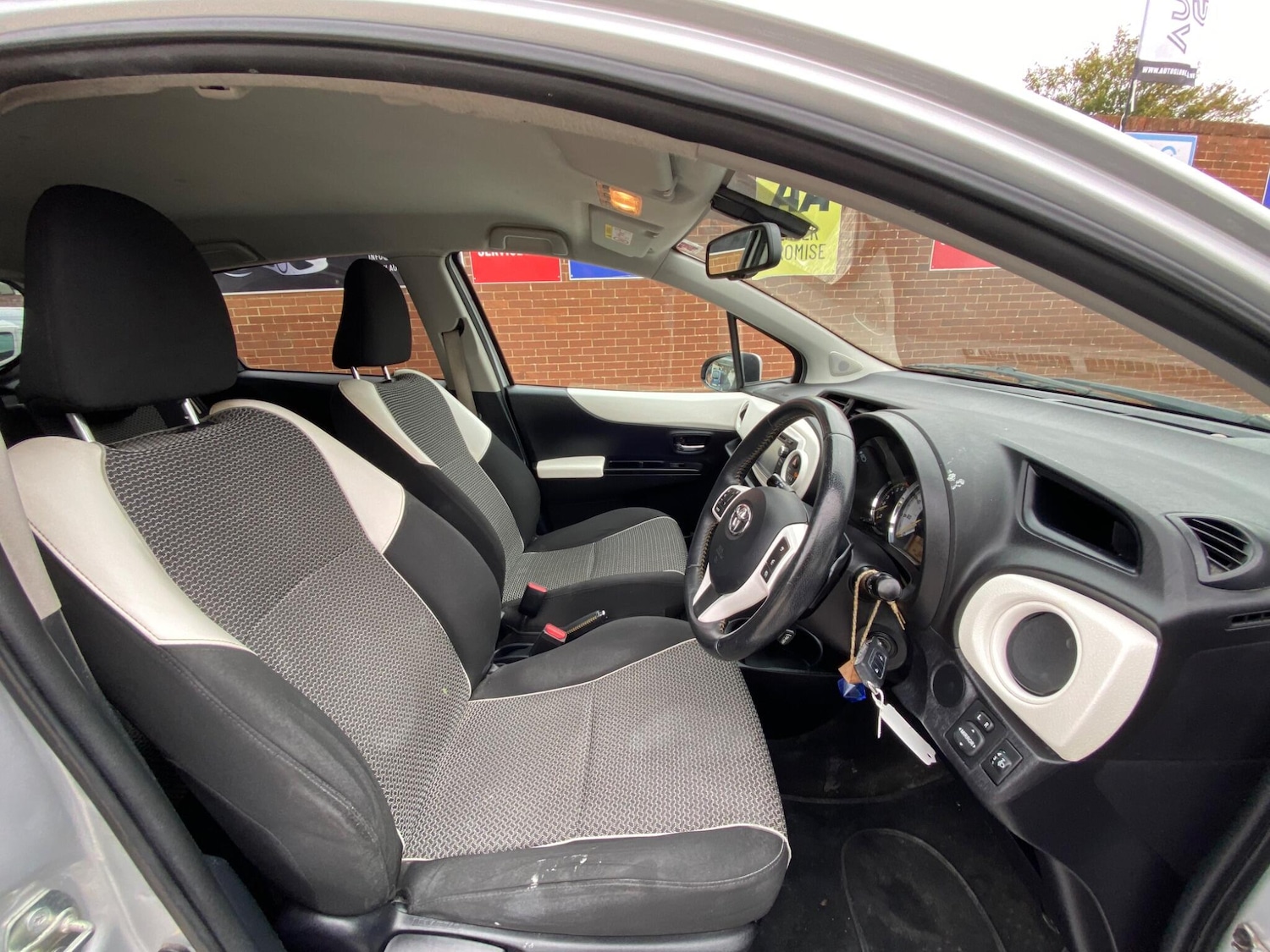 Used Toyota Yaris 2014 for sale - 75978955: Photo 27