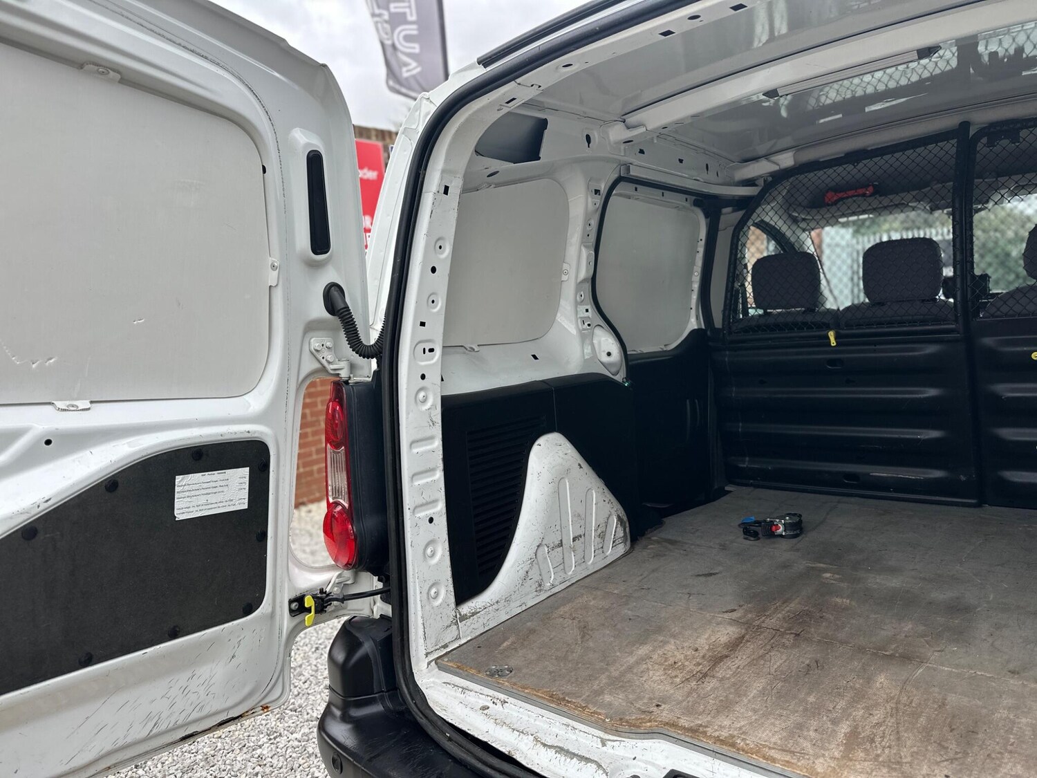 Used Peugeot Partner 2015 for sale - 77683658: Photo 27