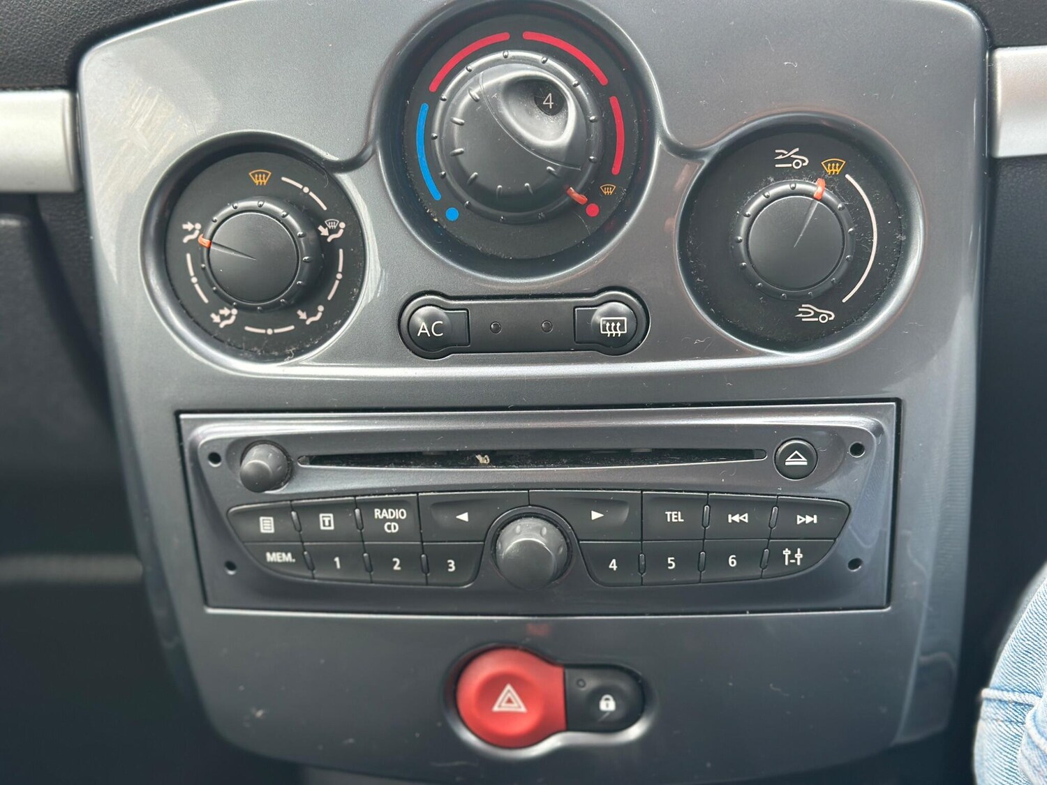 Used Renault Clio 2012 for sale - 77377137: Photo 45