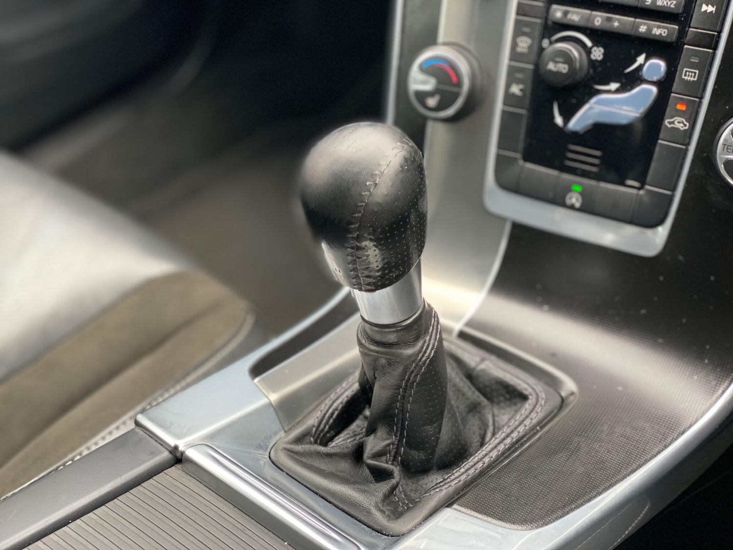 Used Volvo V60 2015 for sale - 76380810: Photo 24