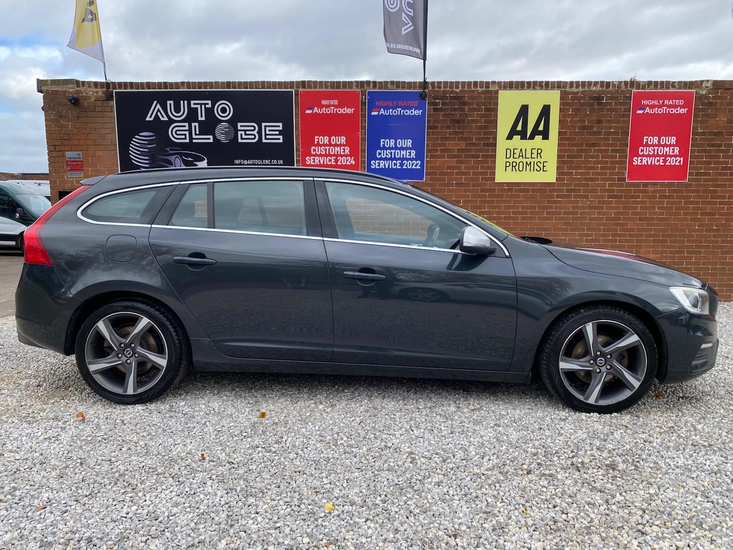 Used Volvo V60 2015 for sale - 76380810: Photo 3