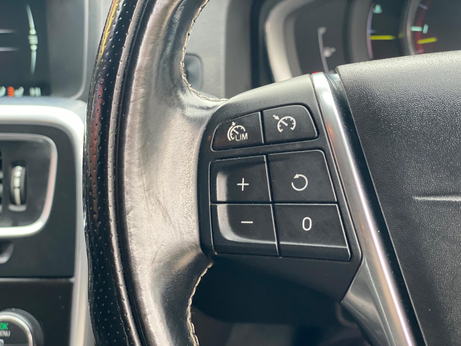 Used Volvo V60 2015 for sale - 76380810: Photo 38