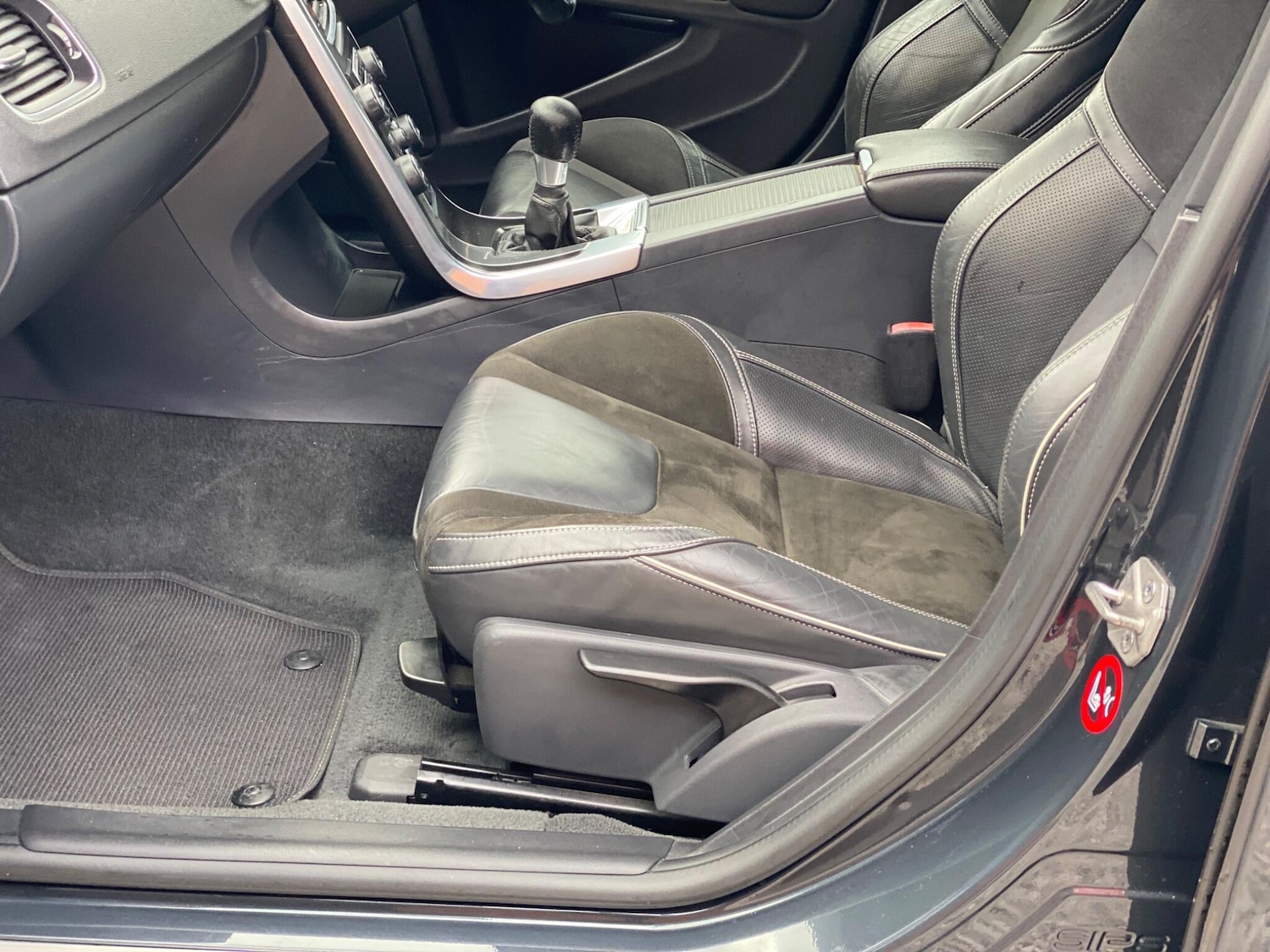 Used Volvo V60 2015 for sale - 76380810: Photo 61