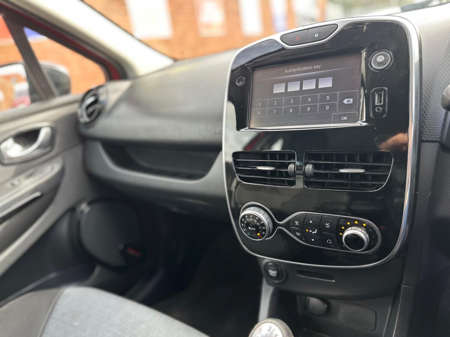 Used Renault Clio 2015 for sale - 77839903: Photo 35