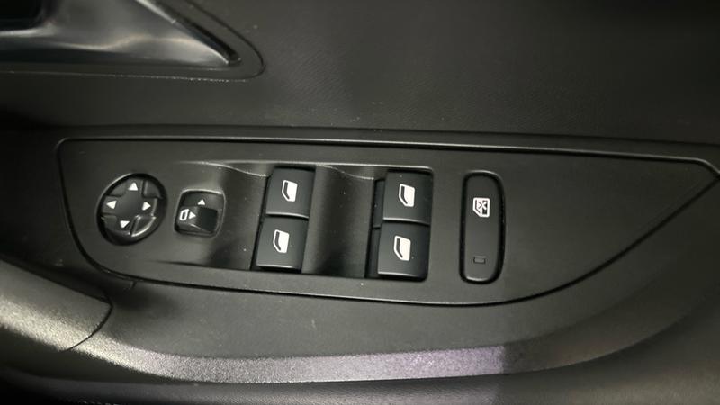 Used Peugeot E-2008 2022 for sale - 77296742: Photo 58