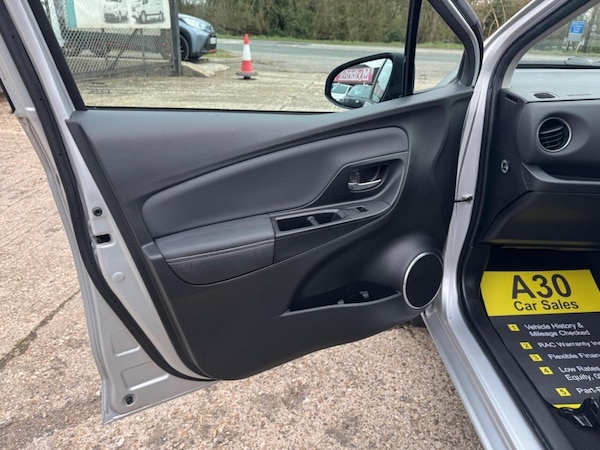 Used Toyota Yaris 2014 for sale - 76285273: Photo 33