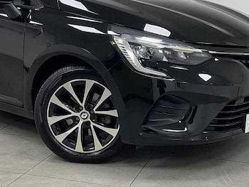 Used Renault Clio 2022 for sale - 76765396: Photo