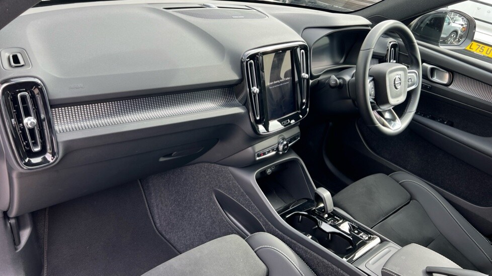 Used Volvo XC40 2025 for sale - 76062360: Photo 4