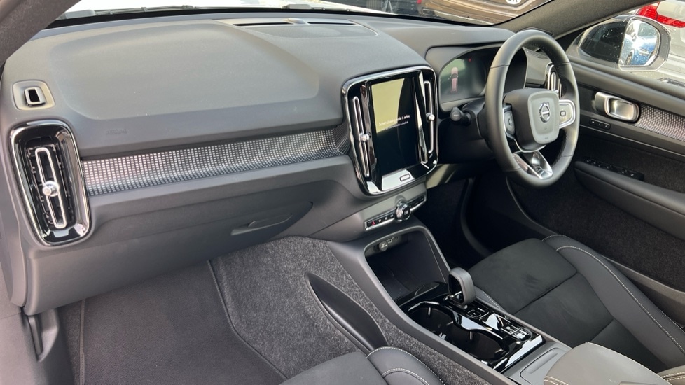 Used Volvo XC40 2025 for sale - 76870341: Photo 4