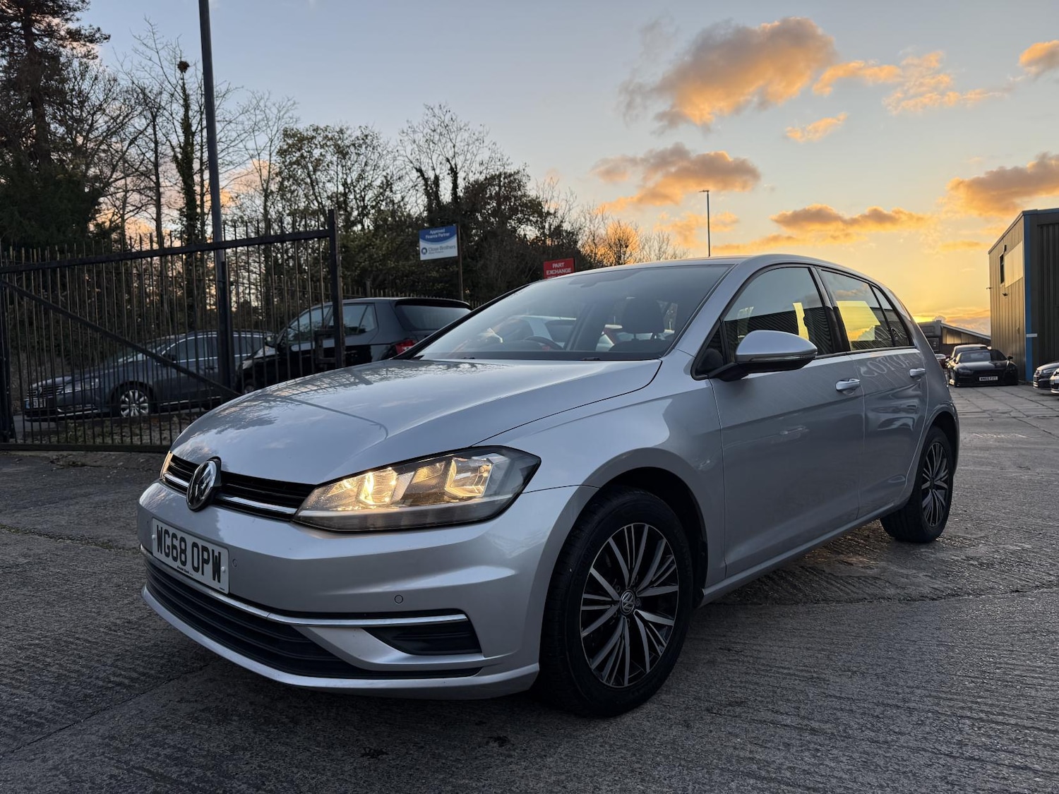 Used Volkswagen Golf 2018 for sale - 76649999: Photo 3