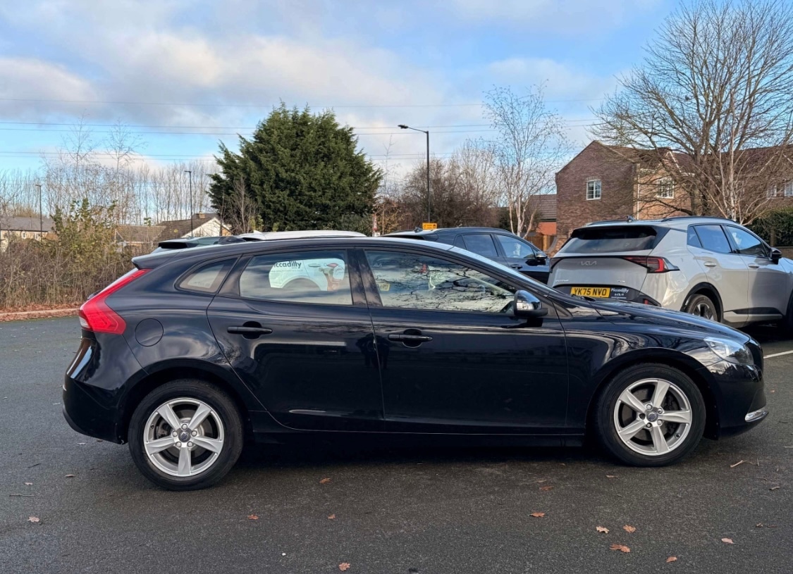 Used Volvo V40 2015 for sale - 76859264: Photo 2