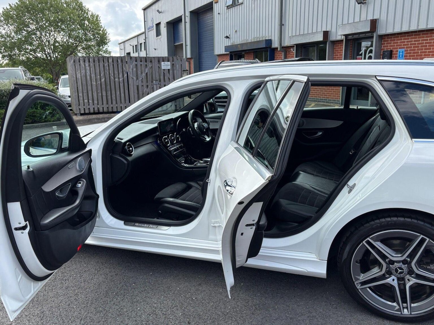Used Mercedes-Benz C Class 2018 for sale - 76751857: Photo 17