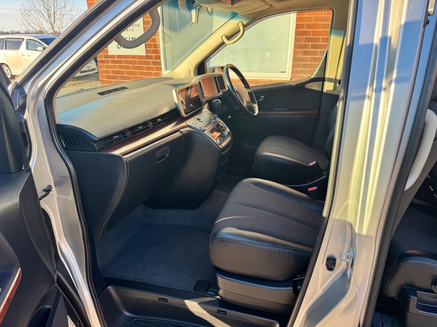 Used Nissan Elgrand for sale - 76714367: Photo 11