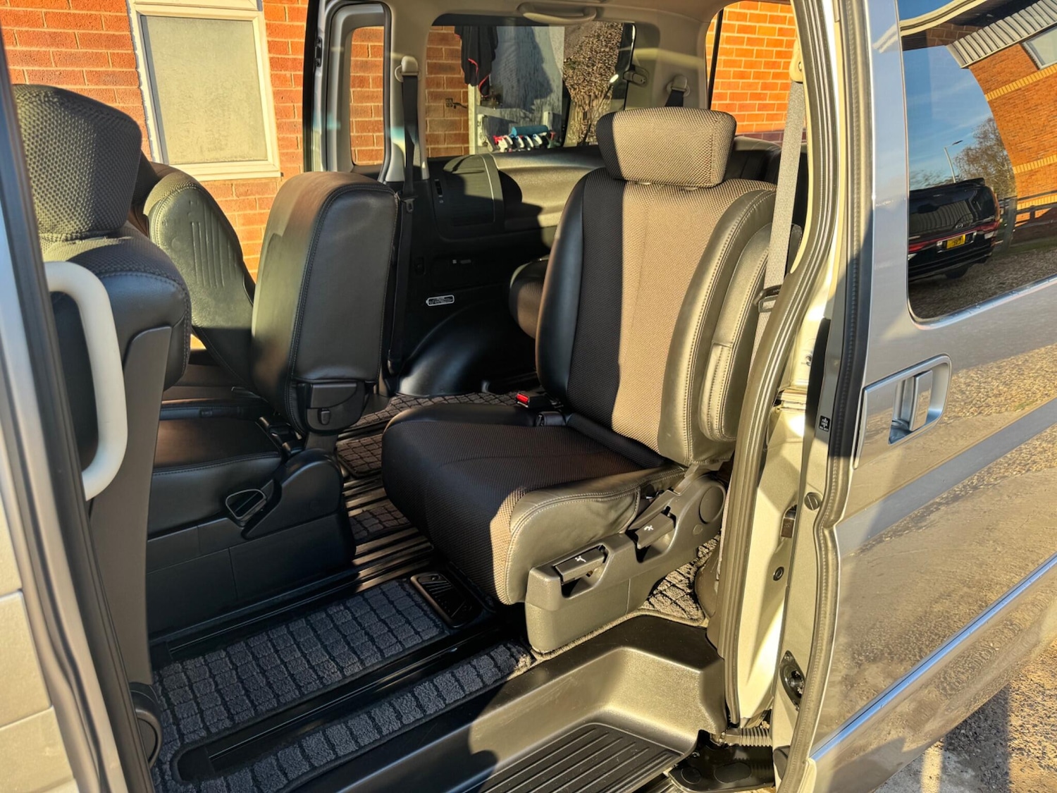 Used Nissan Elgrand for sale - 76714367: Photo 14