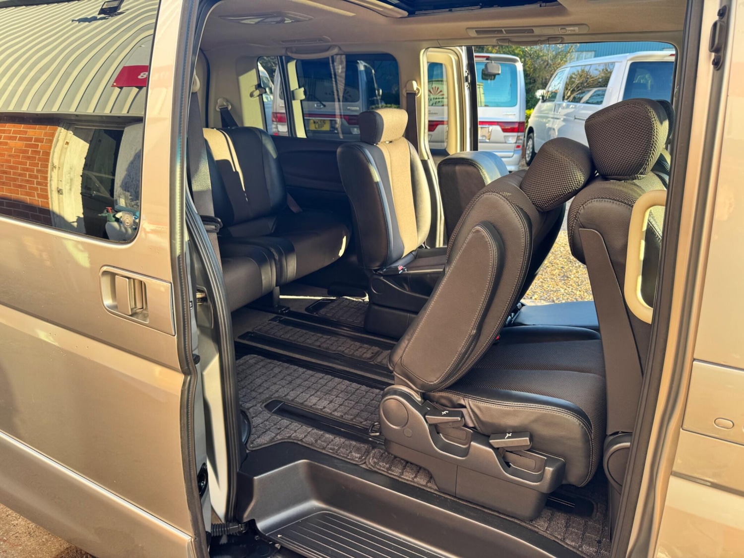 Used Nissan Elgrand for sale - 76714367: Photo 15