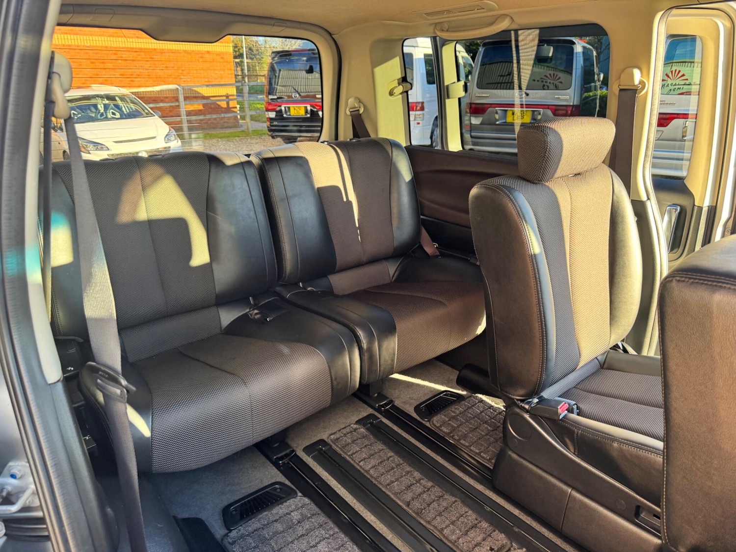 Used Nissan Elgrand for sale - 76714367: Photo 16