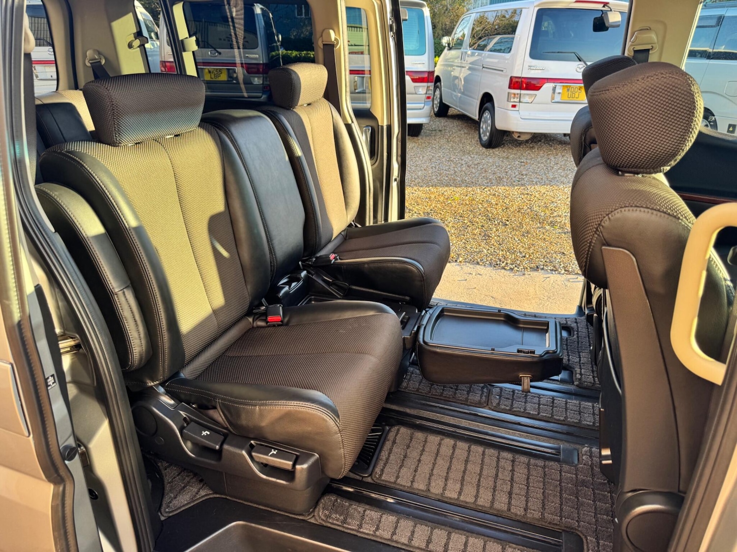 Used Nissan Elgrand for sale - 76714367: Photo 17