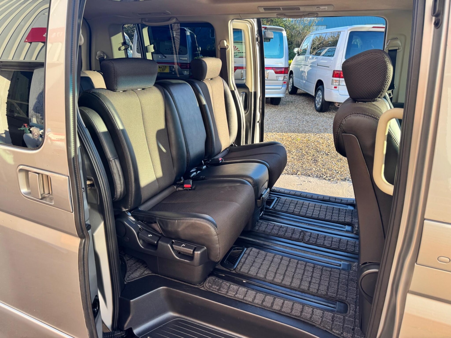 Used Nissan Elgrand for sale - 76714367: Photo 18