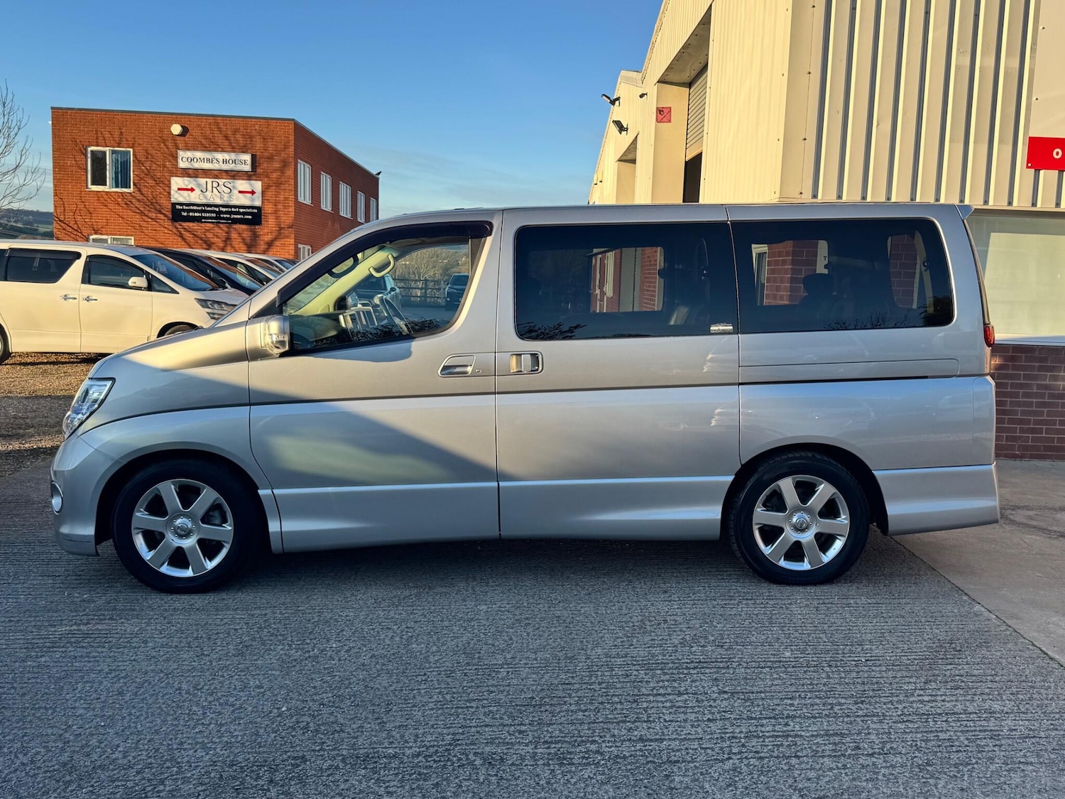 Used Nissan Elgrand for sale - 76714367: Photo 2