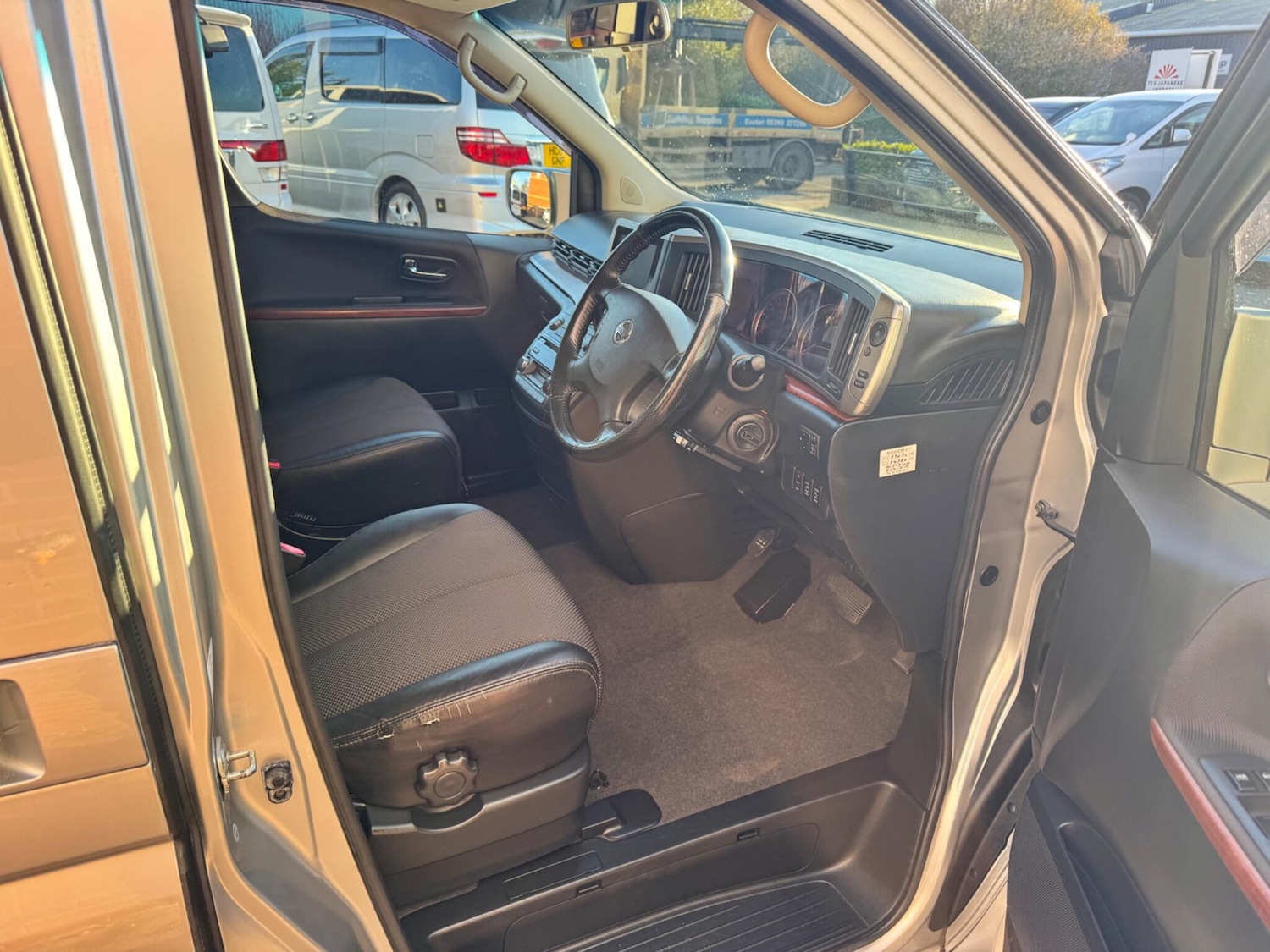 Used Nissan Elgrand for sale - 76714367: Photo 20