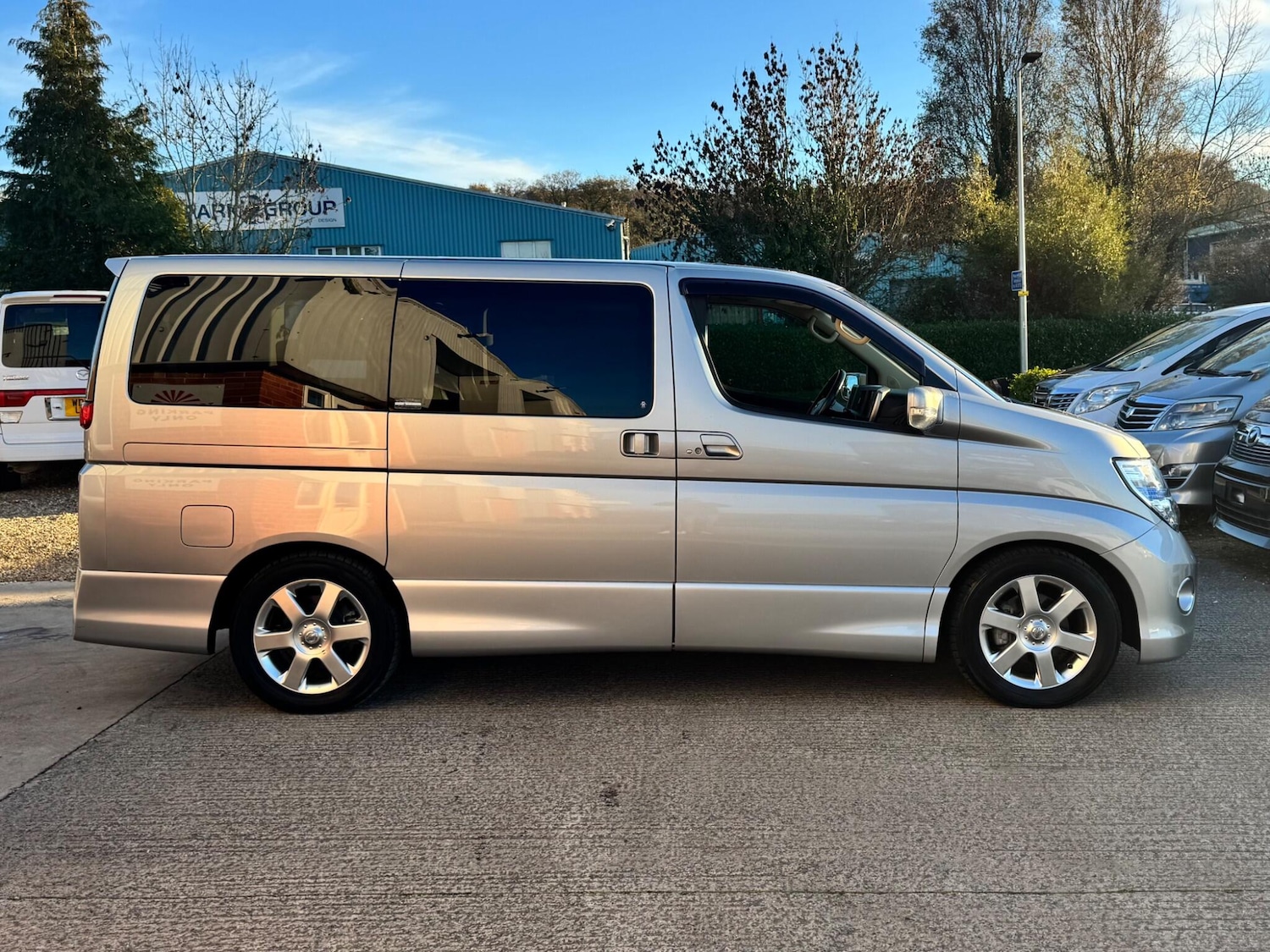 Used Nissan Elgrand for sale - 76714367: Photo 3