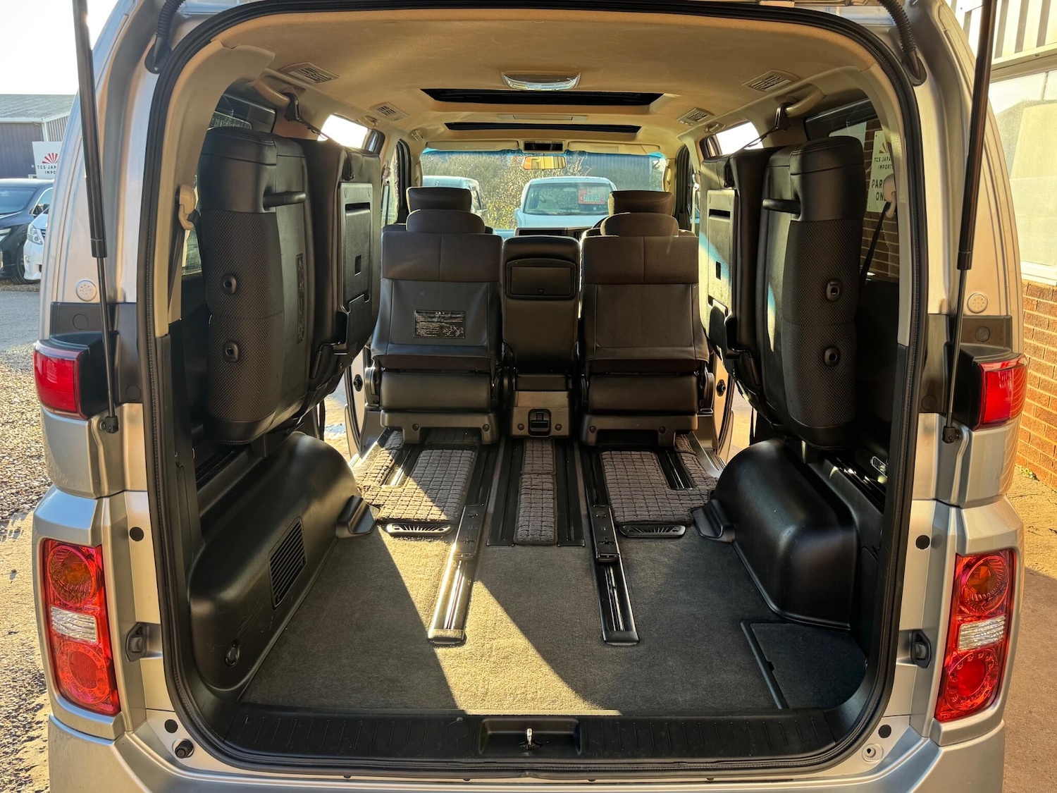 Used Nissan Elgrand for sale - 76714367: Photo 4