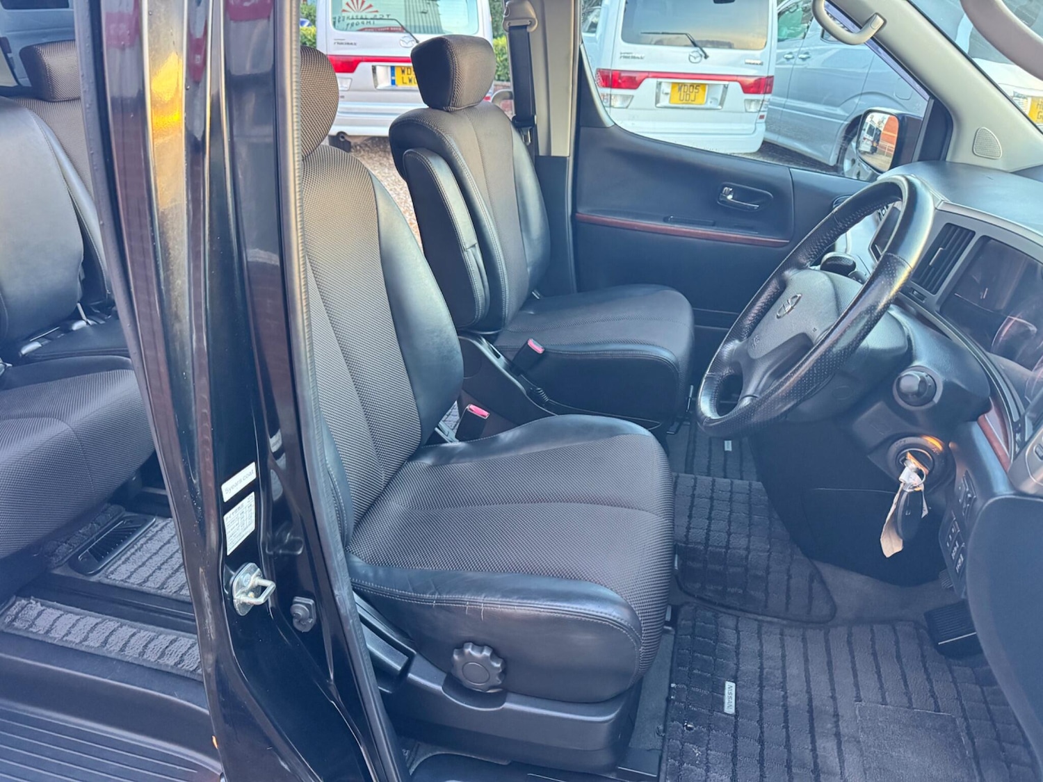 Used Nissan Elgrand for sale - 76714646: Photo 14