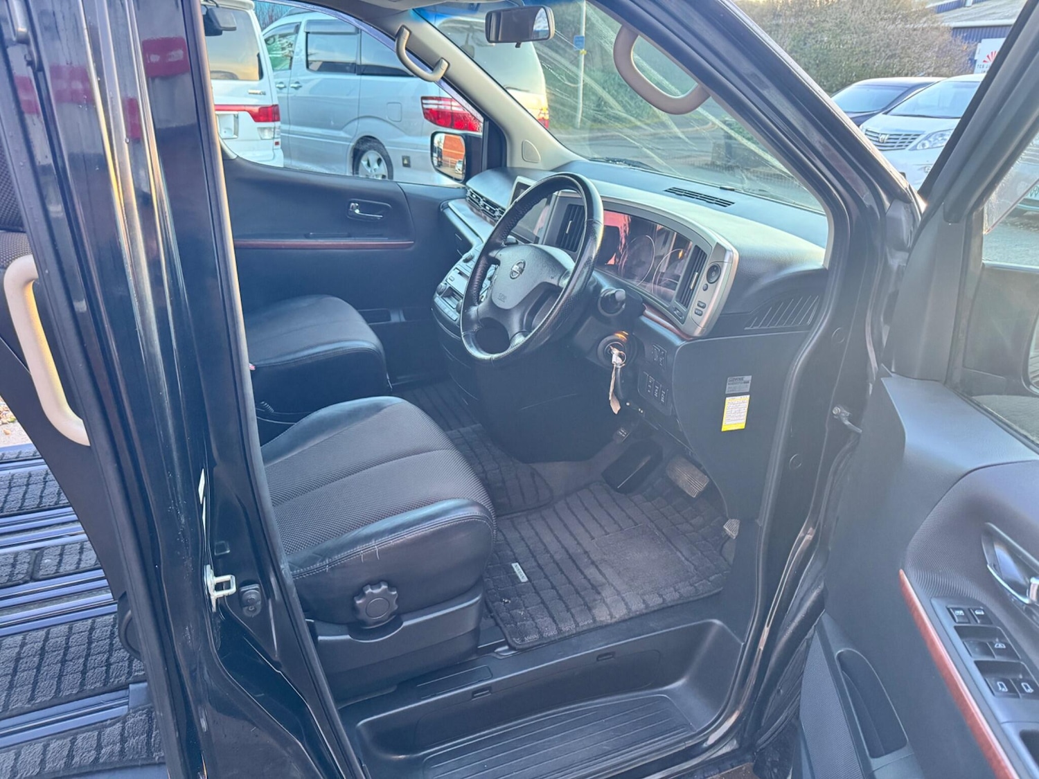 Used Nissan Elgrand for sale - 76714646: Photo 15