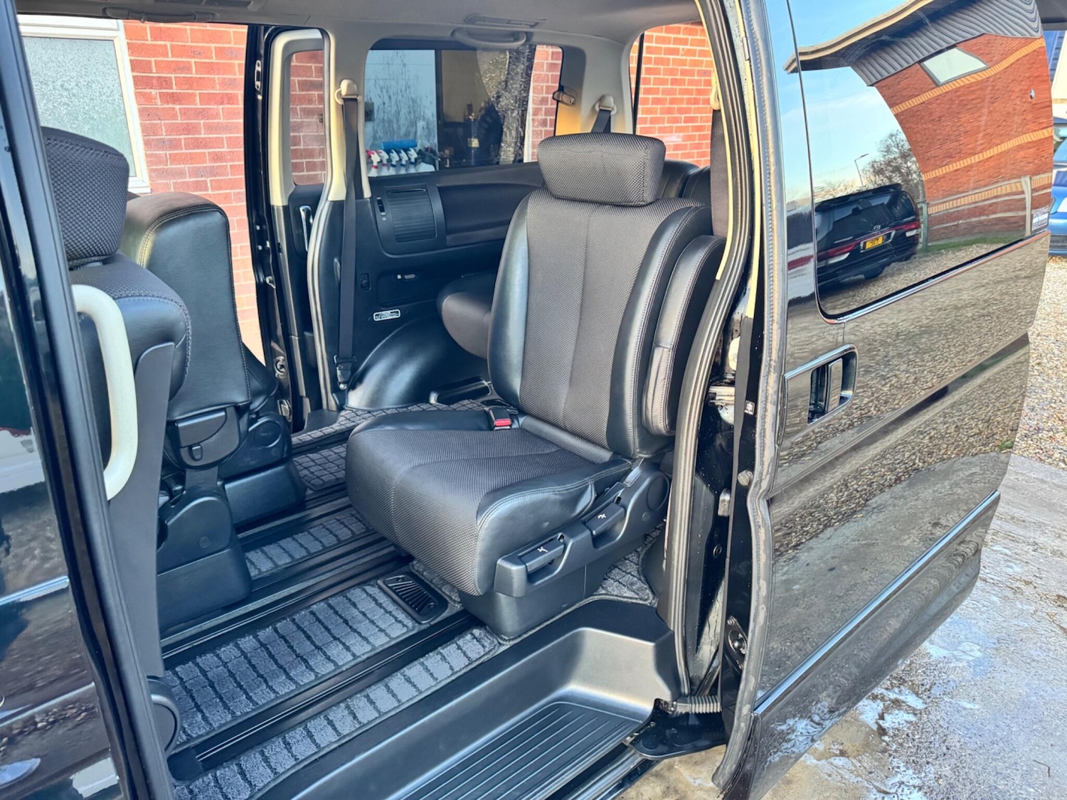 Used Nissan Elgrand for sale - 76714646: Photo 17