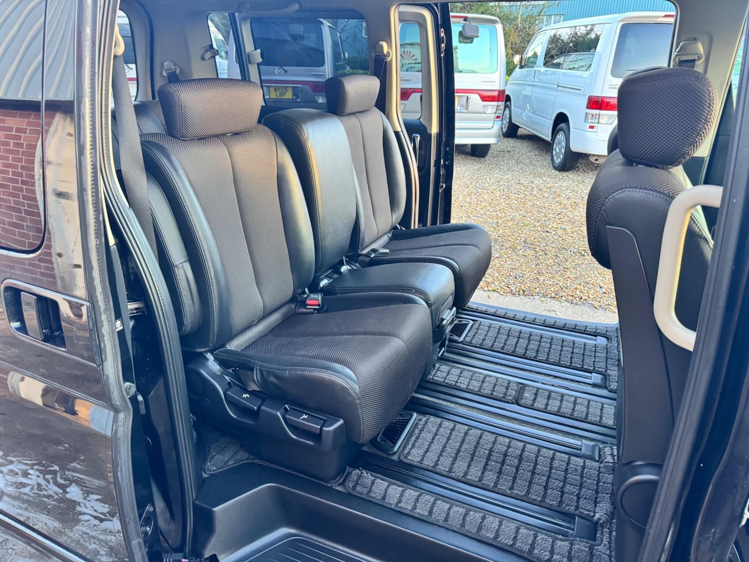 Used Nissan Elgrand for sale - 76714646: Photo 19