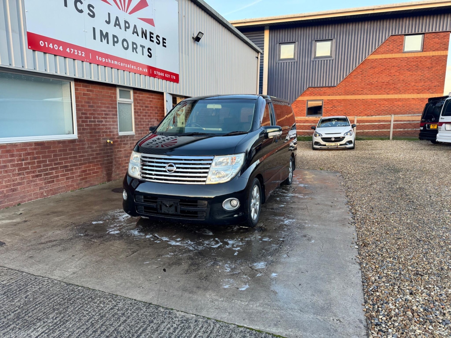 Used Nissan Elgrand for sale - 76714646: Photo 2