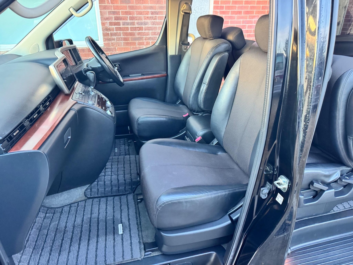 Used Nissan Elgrand for sale - 76714646: Photo 26