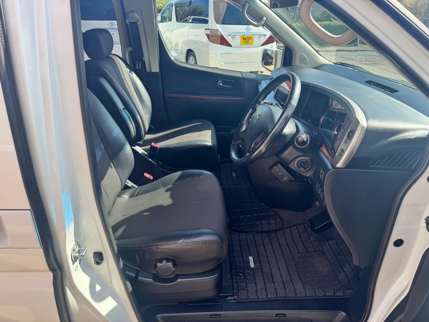 Used Nissan Elgrand for sale - 78170181: Photo 16