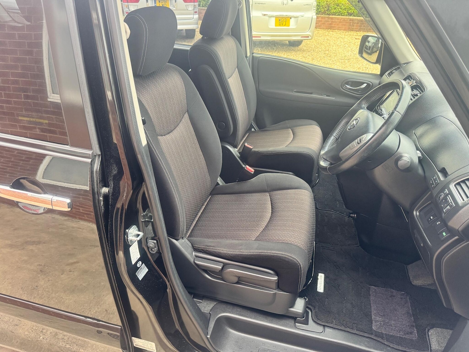 Used Nissan Serena for sale - 76458147: Photo 16