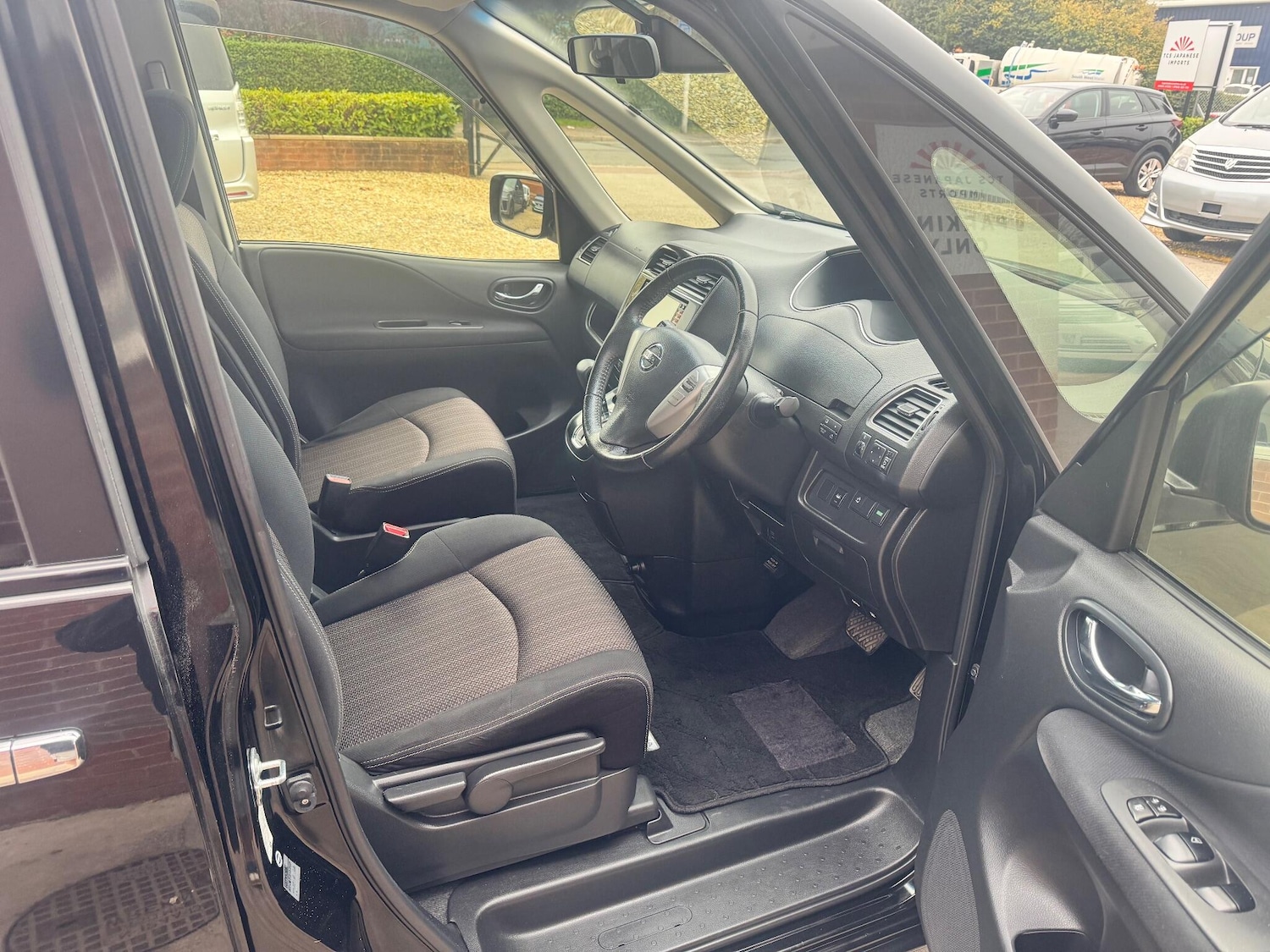 Used Nissan Serena for sale - 76458147: Photo 17