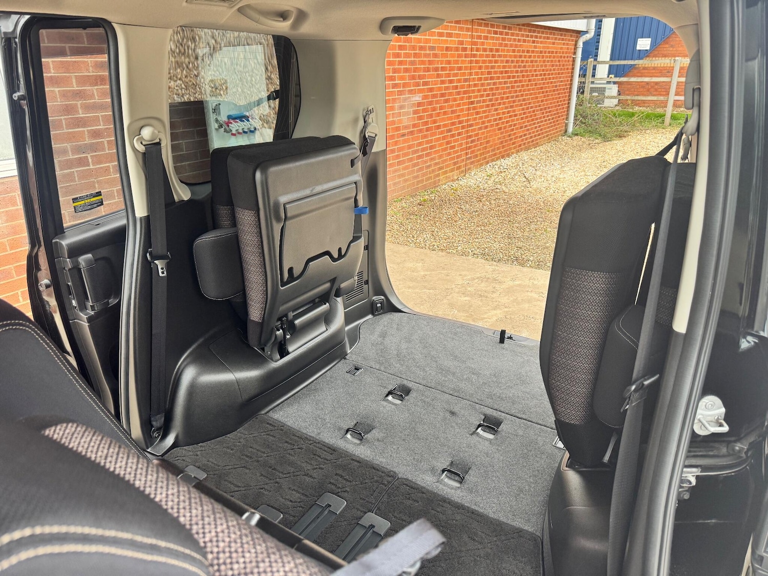 Used Nissan Serena for sale - 76458147: Photo 18