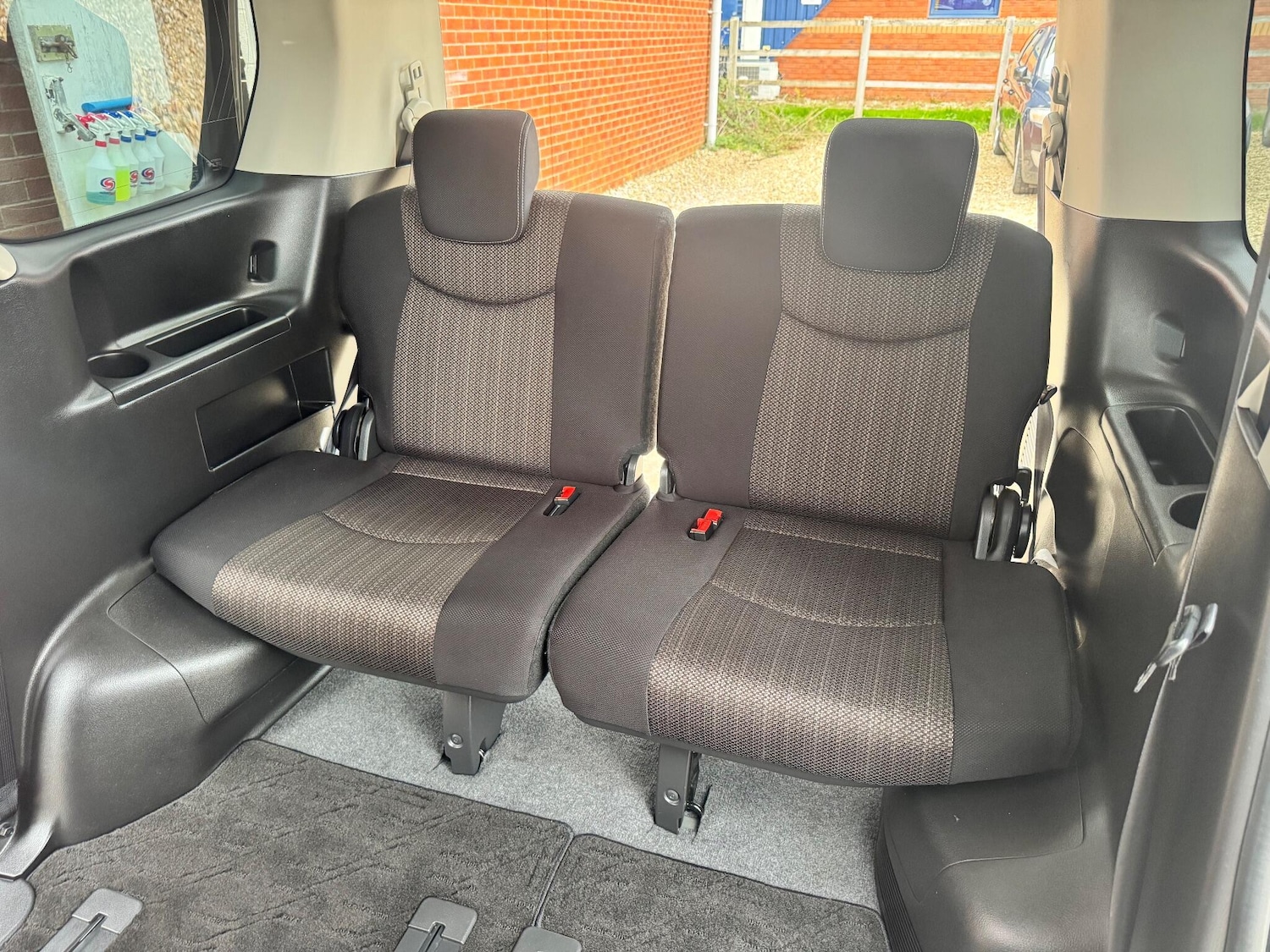 Used Nissan Serena for sale - 76458147: Photo 21