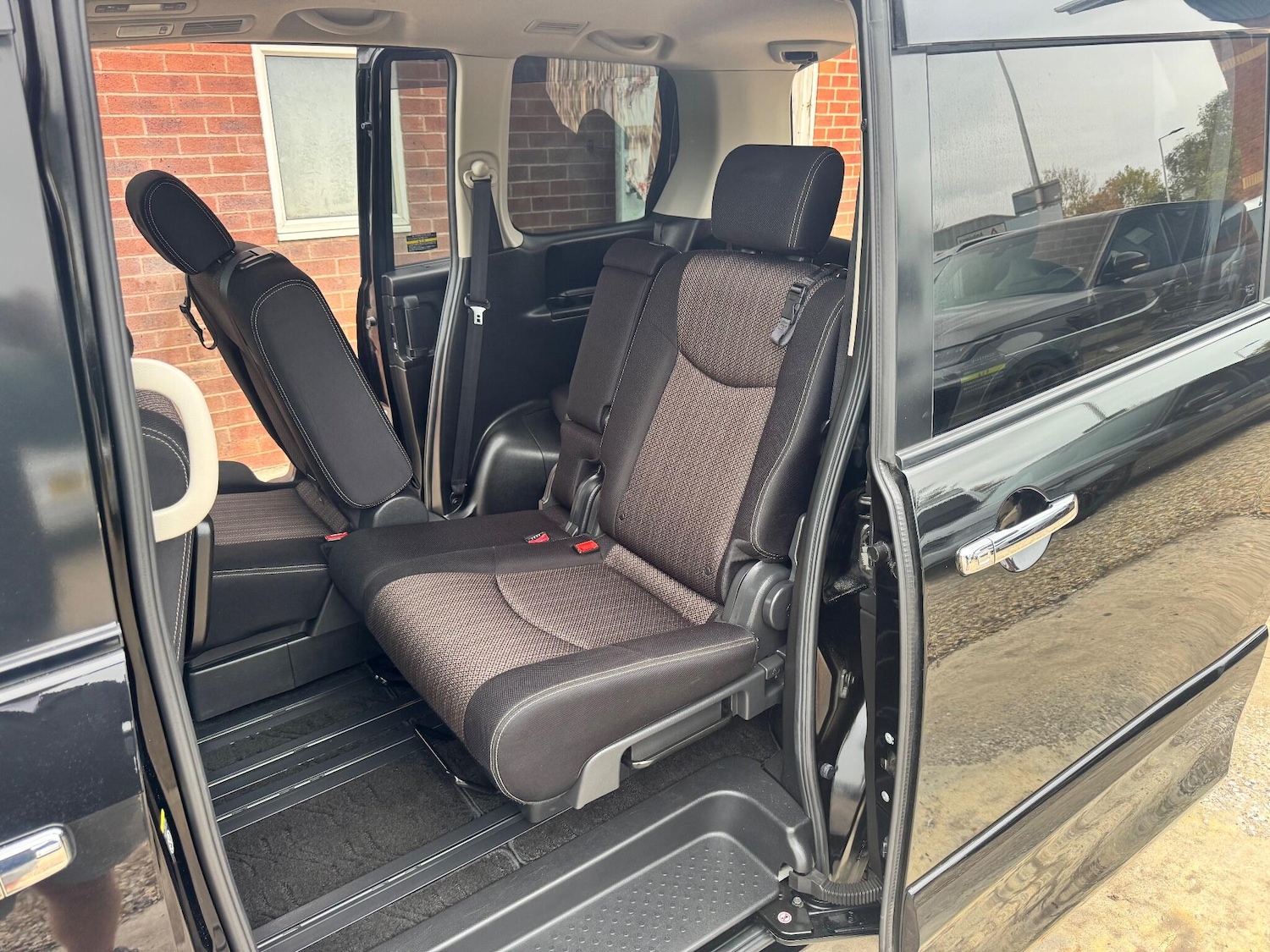 Used Nissan Serena for sale - 76458147: Photo 24