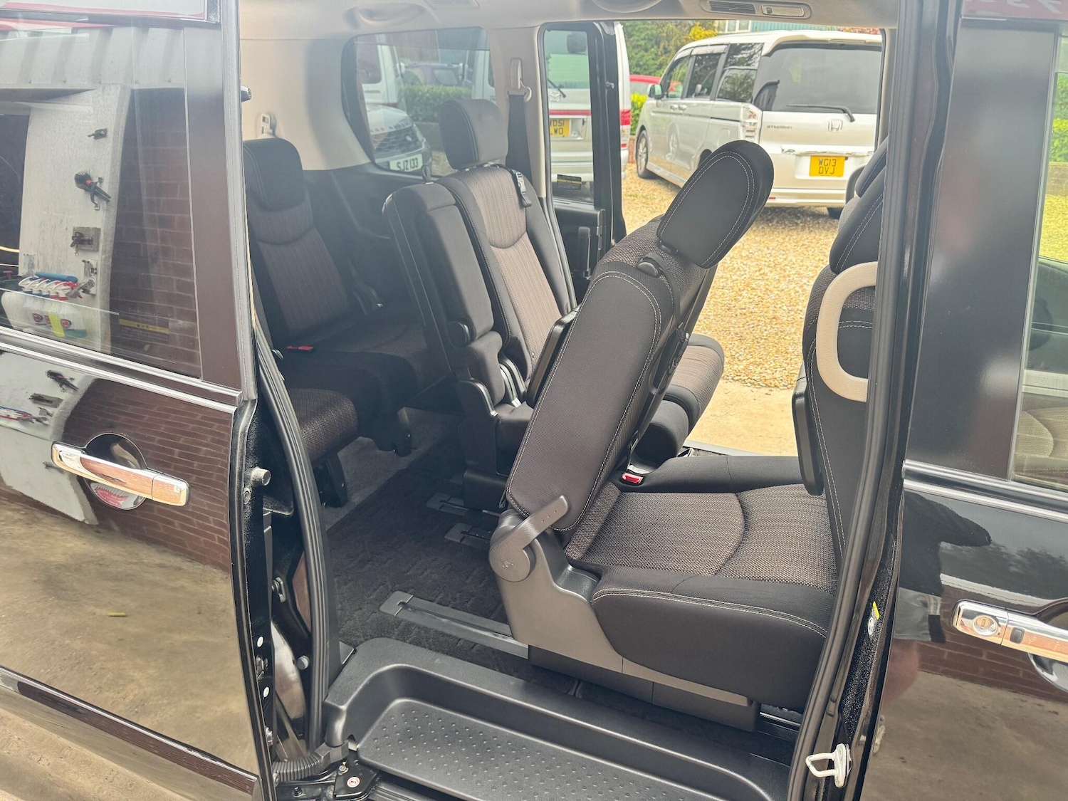 Used Nissan Serena for sale - 76458147: Photo 25