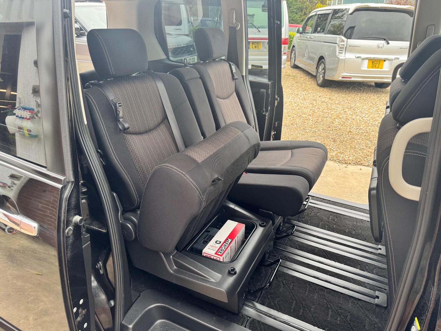 Used Nissan Serena for sale - 76458147: Photo 27