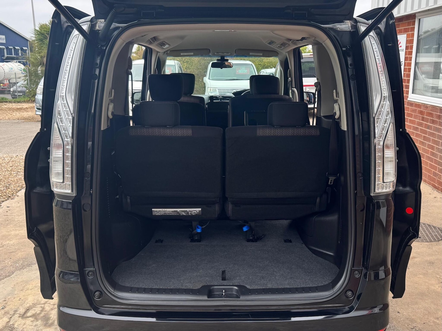 Used Nissan Serena for sale - 76458147: Photo 31