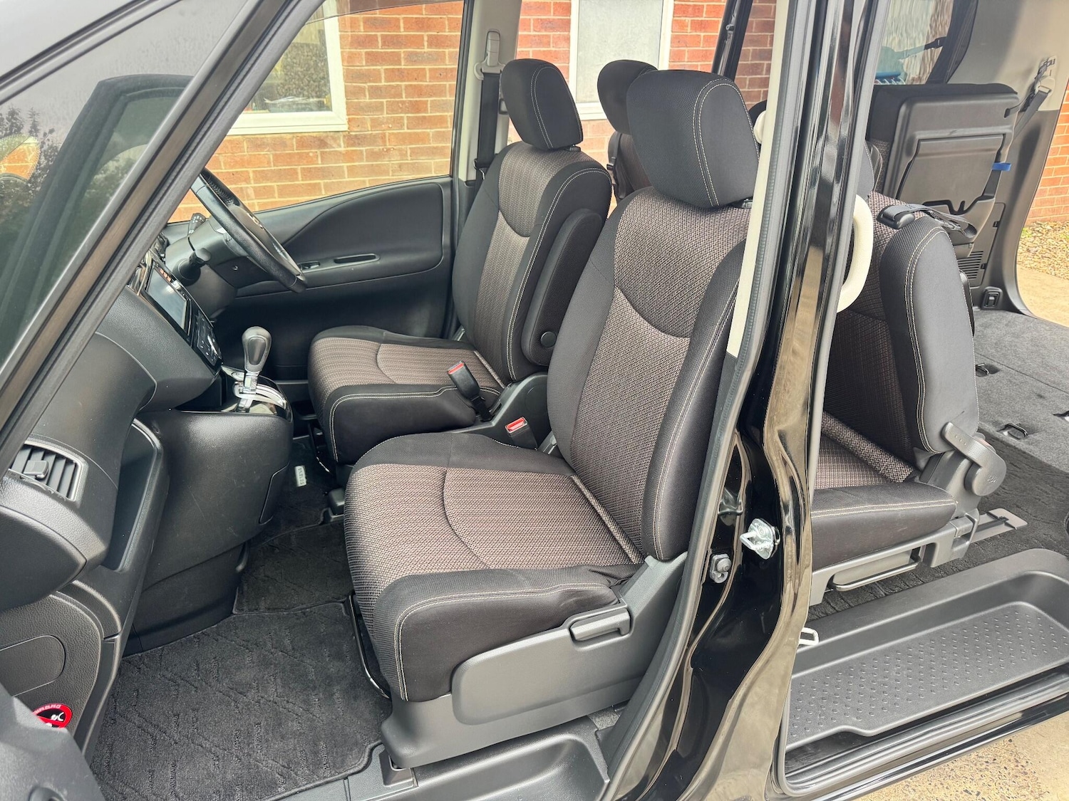 Used Nissan Serena for sale - 76458147: Photo 32