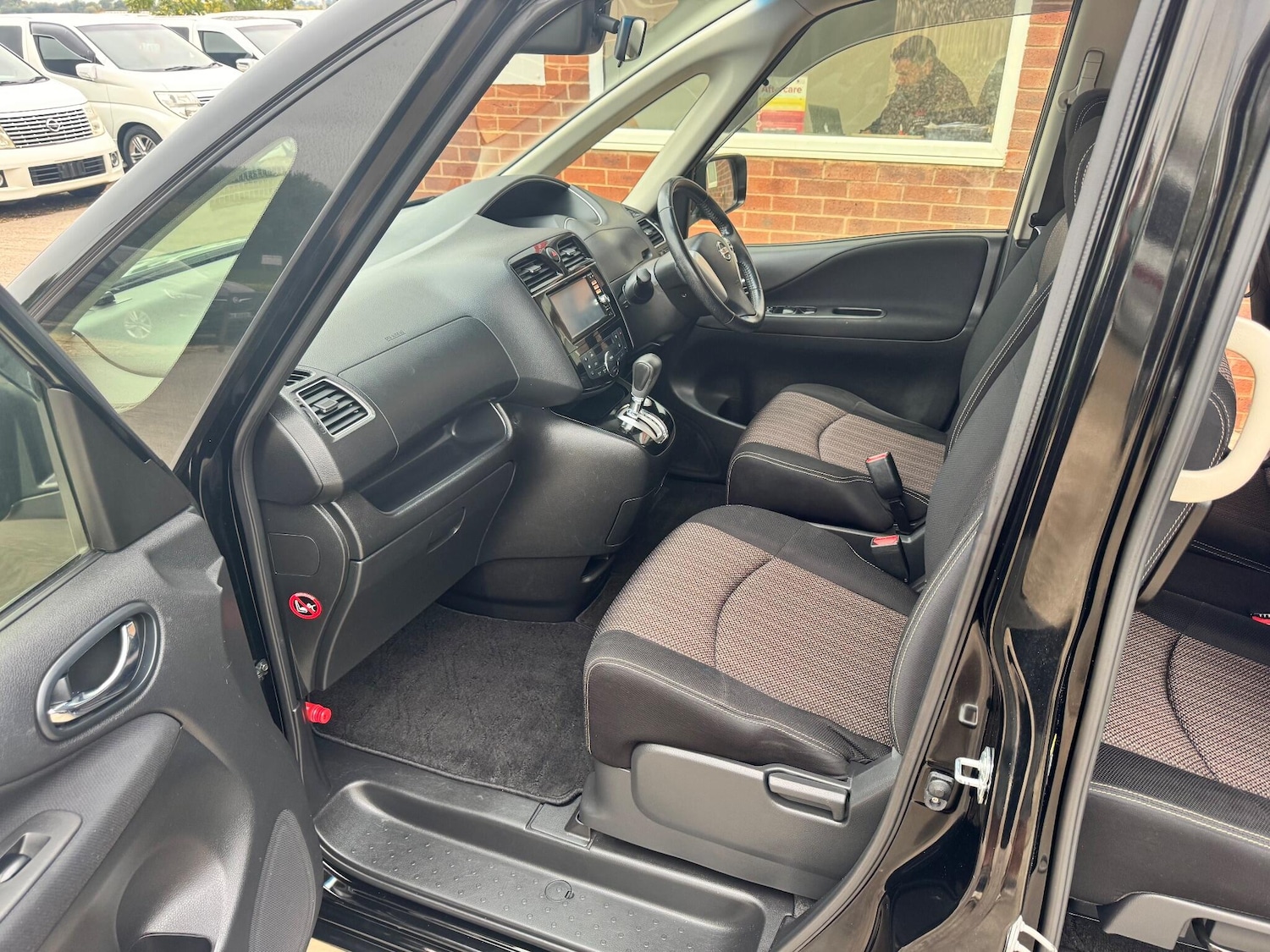 Used Nissan Serena for sale - 76458147: Photo 33