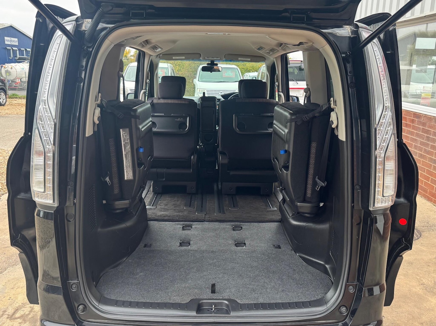 Used Nissan Serena for sale - 76458147: Photo 35