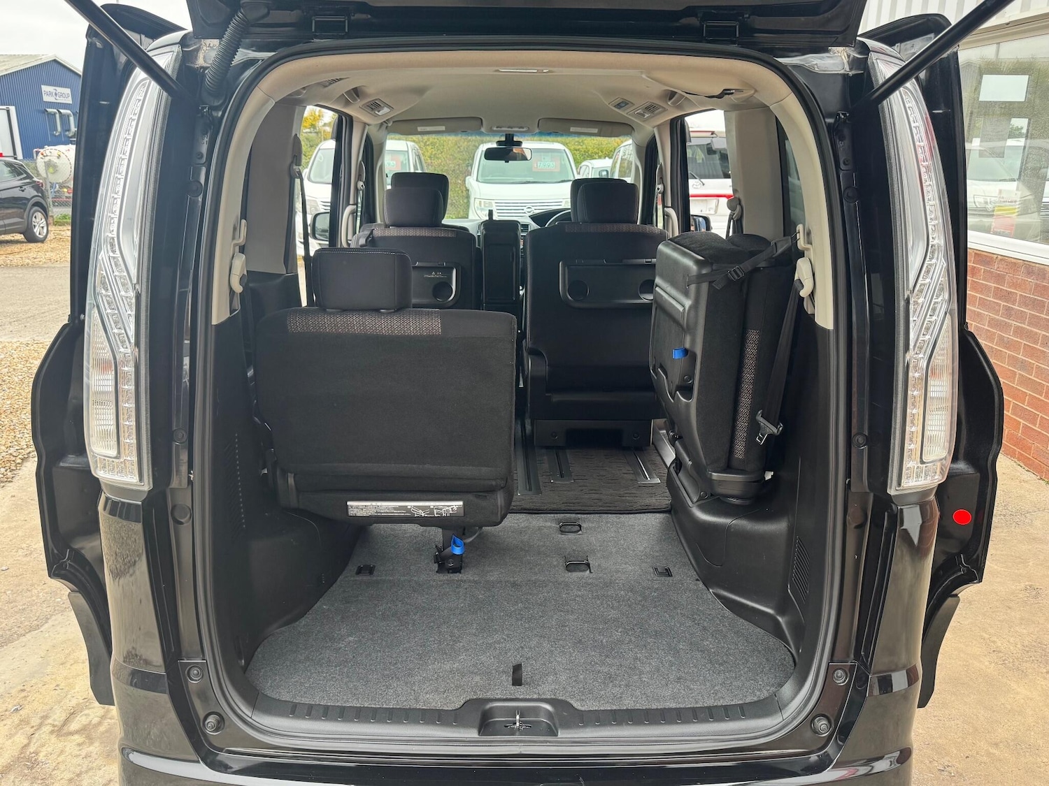 Used Nissan Serena for sale - 76458147: Photo 36