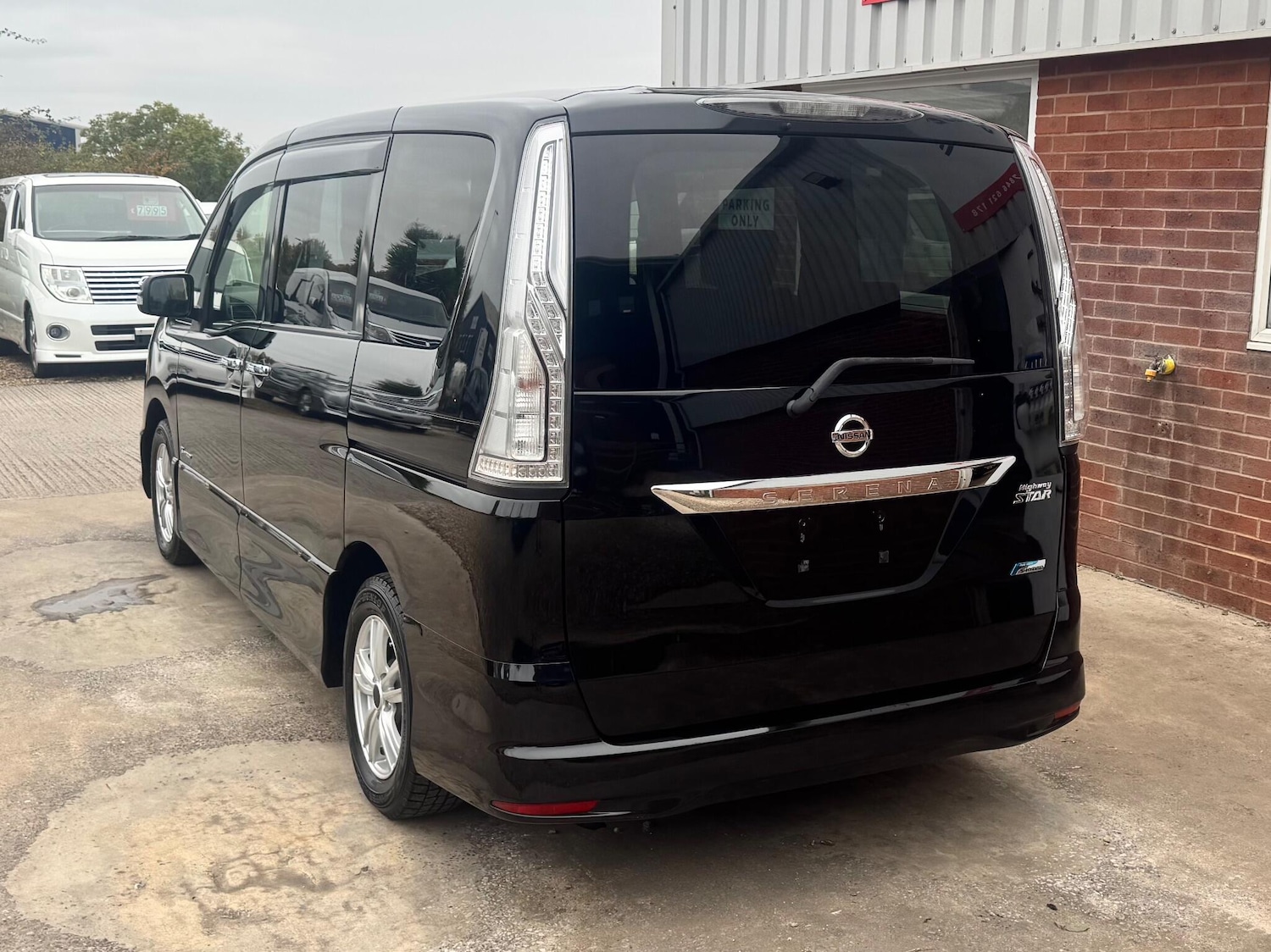 Used Nissan Serena for sale - 76458147: Photo 4