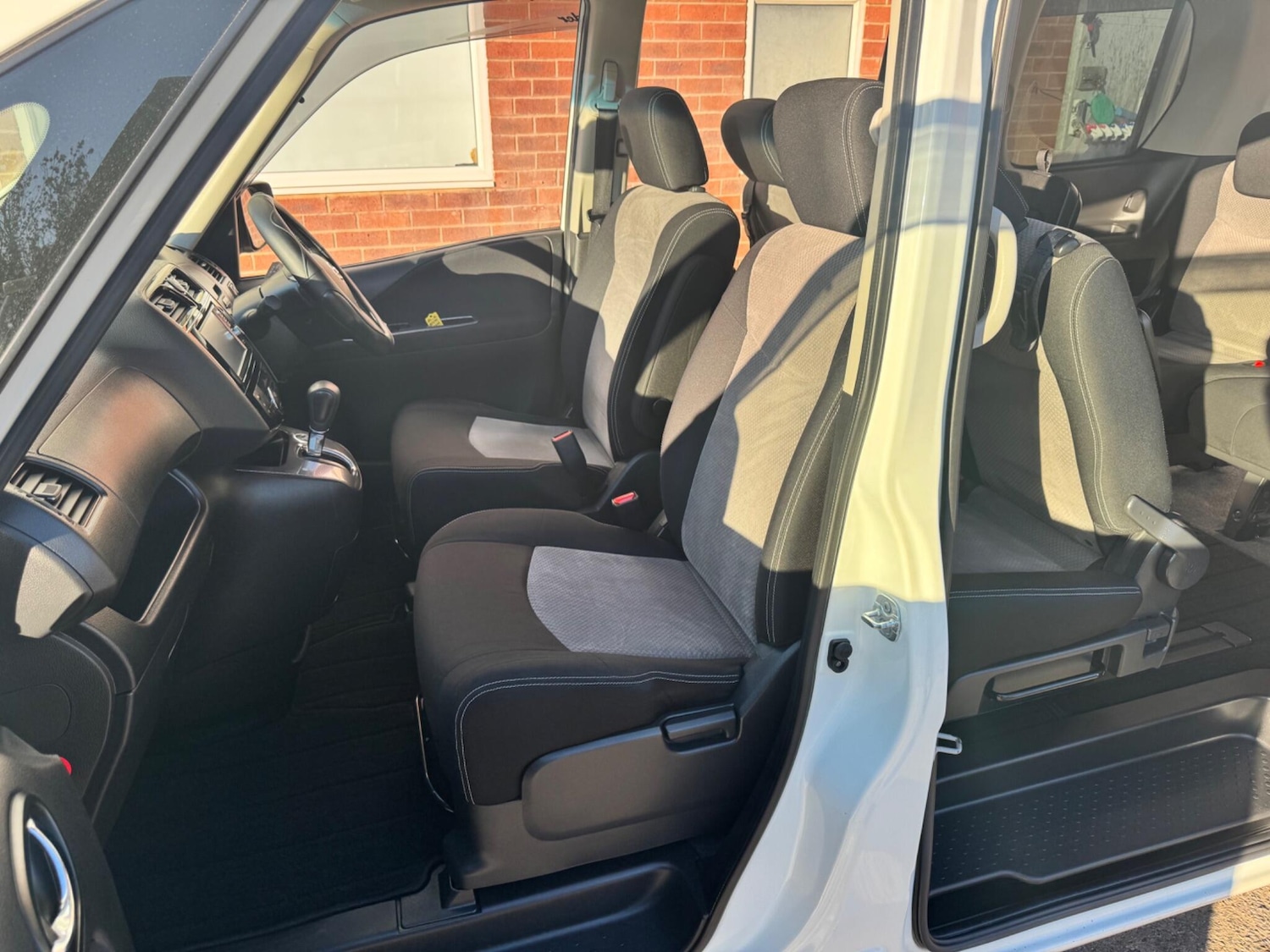 Used Nissan Serena for sale - 76714980: Photo 13