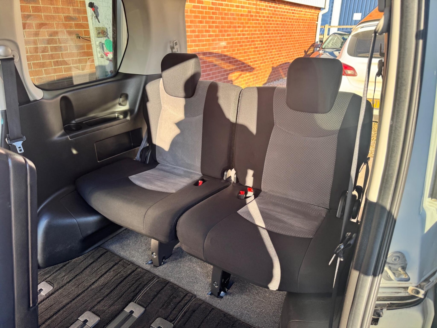 Used Nissan Serena for sale - 76714980: Photo 15